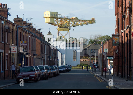 Barrow in Furness, Housing Terrasse, dominiert von einer Werft-Kran, Cumbria, North West England, UK Stockfoto