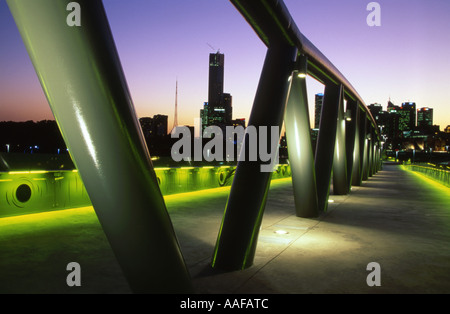 William Barak Footbridge mit Skyline von Melbourne in der Ferne Victoria Australien Stockfoto