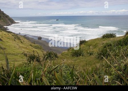 Wellen brechen sich am Muriwai Beach an der Westküste in der Nähe von Auckland Nordinsel Neuseeland Stockfoto