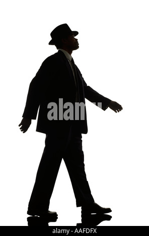 Business Konzept Mann schwarzen Anzug Hut Fedora zu Fuß stehend bewegt Stockfoto