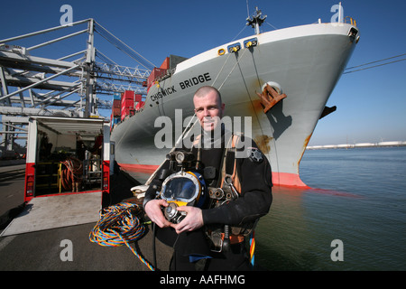 Taucher, die Reparatur eines Schiffes im Hafen von Rotterdam Redaktion verwenden nur keine negativen Schlagzeilen Stockfoto