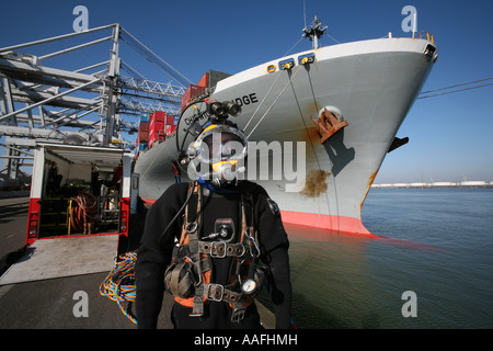 Taucher, die Reparatur eines Schiffes im Hafen von Rotterdam Redaktion verwenden nur keine negativen Schlagzeilen Stockfoto