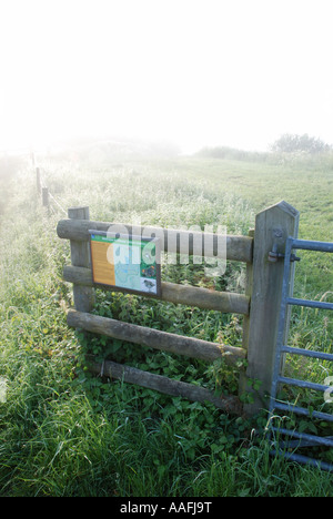 Schwarzes Brett auf Zaun bei Otmoor Nature Reserve, Oxfordshire, England, UK Stockfoto