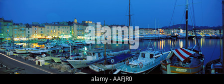 St Tropez Hafen bei Abenddämmerung Provence Frankreich Stockfoto