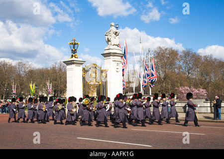 Die Coldstream Guards Regiment mit Regimentsmusik Musizieren und marschieren auf die Changing of The Guard Zeremonie an gefällter Stockfoto