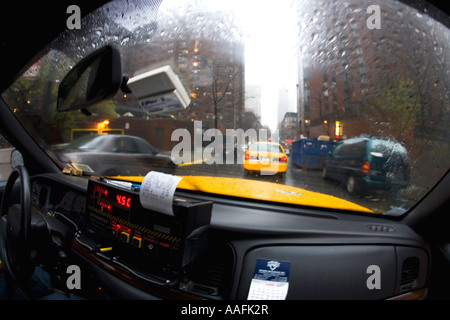 New York Taxi Cab Blick vom Innenraum in Manhattan an regnerischen Tag New York NYC USA Vereinigte Staaten von Amerika Stockfoto