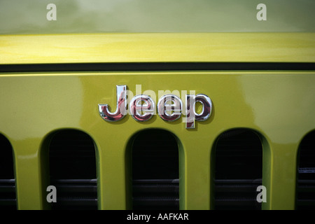 Logo auf dem Kühlergrill eines Jeep Cherokee SUV Autos Stockfoto