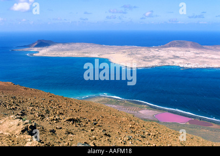 Insel La Graciosa gesehen vom Mirador del Rio auf 600m-Felsen Risco de Famara Lanzarote-Kanarische Inseln-Spanien-JMH0591 Stockfoto