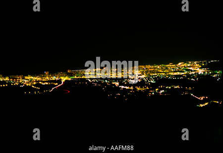 Fuengirola in der Nacht entnommen Mijas in Spanien Stockfoto