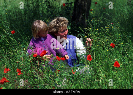 Mutter und Kind mit Mohnblumen Stockfoto