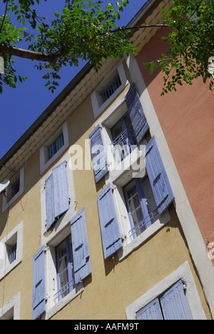 bemalte Hauswände und Fensterläden, Provence, Frankreich Stockfoto