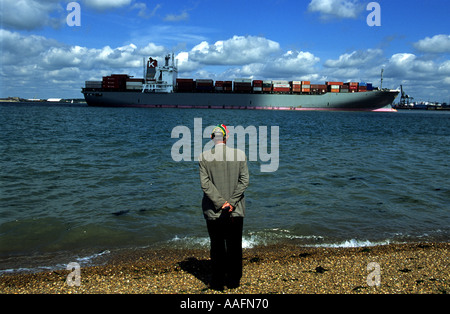 Containerschiff, Ankunft am Hafen von Felixstowe, Suffolk, UK. Stockfoto