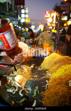 Streetfood Pad Thai Nudeln wird rühren gebraten auf der Khao San Road Bangkok Thailand Stockfoto