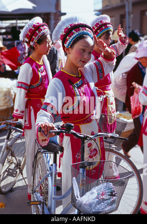 Bai Frauen in traditioneller Tracht Wase Markt Er Hai See nr Dali Yunnan China Stockfoto