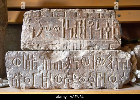 Sabäischen Inschriften schreiben geschnitzt oder in Stein und Bas Relief in der Kirche von Abuna eingeschnitten Stockfoto