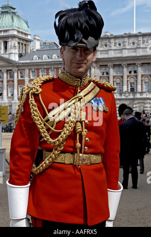 Royal Army Medical Corps Officer in Xxxx uniform mit goldenen Zopf am Her Majesty Stockfoto