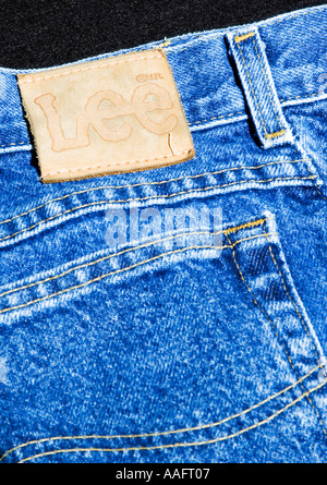 Lee Brand Blue Jeans USA Logo auf Denim-Material, das das ikonische amerikanische Erbe dieser beliebten blauen Jeans-Marke unterstreicht. Stockfoto