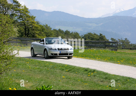 Eine ältere Frau Cabriolet Sportwagen mit Dach hinunter fahren Stockfoto