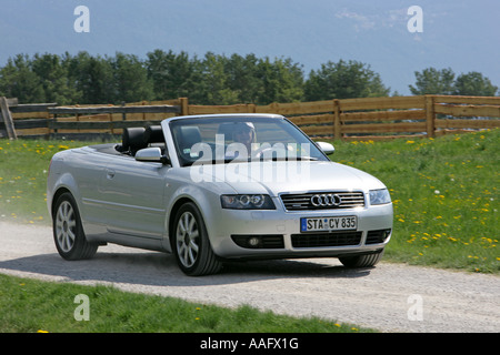 Eine ältere Frau Cabriolet Sportwagen mit Dach hinunter fahren Stockfoto