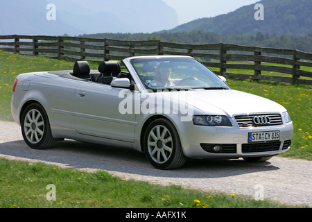 Eine ältere Frau Cabriolet Sportwagen mit Dach hinunter fahren Stockfoto