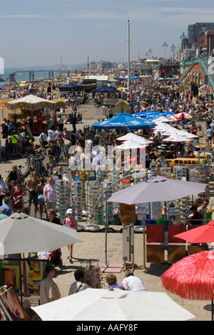 Massen von Urlaubern auf Brighton beach UK Stockfoto