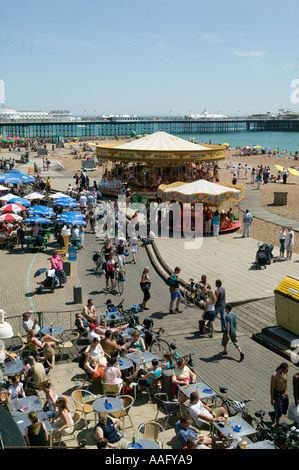 Massen von Urlaubern auf Brighton Beach Palace Pier im Hintergrund. Stockfoto