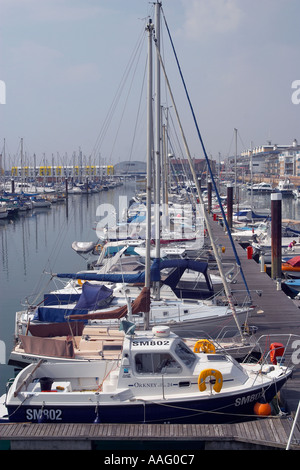 Mehrere luxuriöse Boote an der Brighton Marina, East Sussex, England Stockfoto