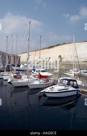 Boote vertäut am Brighton Marina Village, East Sussex, England Stockfoto