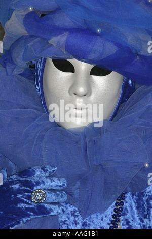 Lady für den Karneval in Venedig, alles in Blau gekleidet. Stockfoto