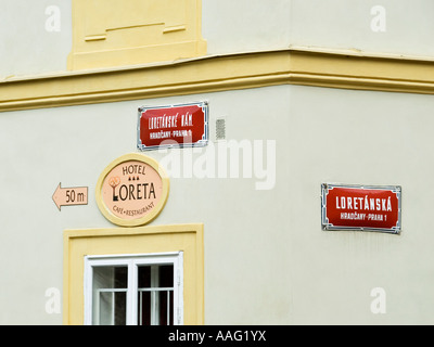 Detail Architektur und Straße Zeichen in der Nähe von Loreto, Prag, Tschechische Republik Stockfoto