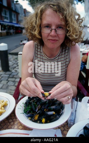 Moule und Pommes Frites Muschel chips Frankreich alfresco bar Cafe bistro Stockfoto