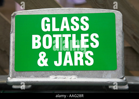 Sammelstelle für Altglas Flaschen und Gläser. Stockfoto