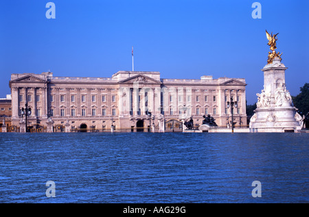 Zusammengesetztes Bild des Buckingham Palace überflutet aufgrund der globalen Erwärmung und der schmelzenden Polkappen. Stockfoto