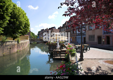 Open-Air-Café mit Sitzgelegenheiten von der Flussseite in den Festlandsteil von Colmar, Alsace. Stockfoto