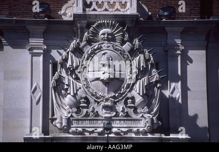 Argentinisches Wappen auf dem Torre Monumental, ehemals English Tower / Torre Ingles, Retiro District, Buenos Aires, Argentinien Stockfoto