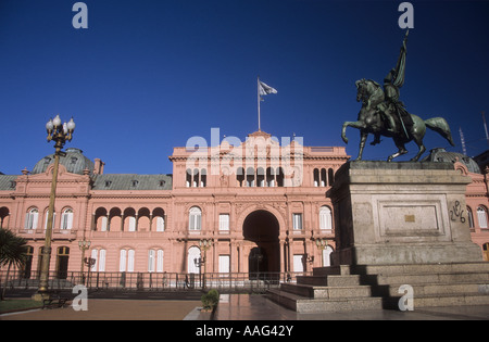 Casa Rosada und Statue des Unabhängigkeitskriegs, General Manuel Belgrano (der die argentinische Flagge entwarf), Plaza de Mayo, Buenos Aires, Argentinien Stockfoto