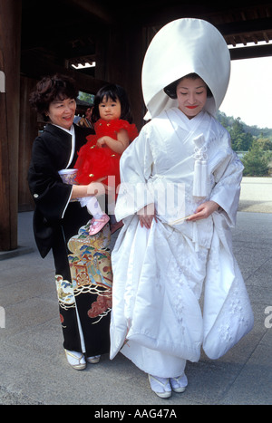 Japanische Braut in traditionelle Hochzeit Kimono Kashihara Schrein Nara Präfektur Japan Braut s Mutter und Nichte im Hintergrund Stockfoto