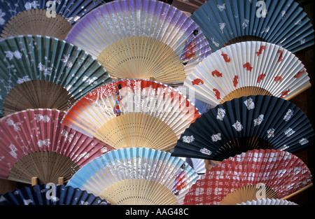 Auswahl der Papierfächer für Verkauf im traditionellen Viertel von Kyoto Japan Stockfoto