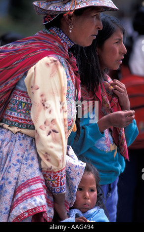 Quechua-Frauen in der unverwechselbaren lokalen Kleid beobachten die Festival Prozession Chivay Colca Canyon am 15. August Peru S America Stockfoto