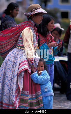 Quechua-Frauen in der unverwechselbaren lokalen Kleid beobachten die Festival Prozession Chivay Colca Canyon am 15. August Peru S America Stockfoto