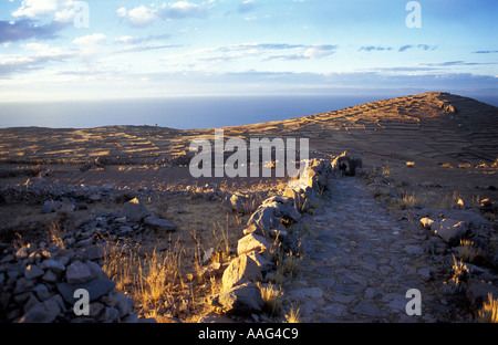 Blick über Insel Amantani bei Sonnenuntergang Stein ausgekleidet, Wege und Felder Tempel der Pachamama und Pachatata Lake Titicaca Peru Stockfoto