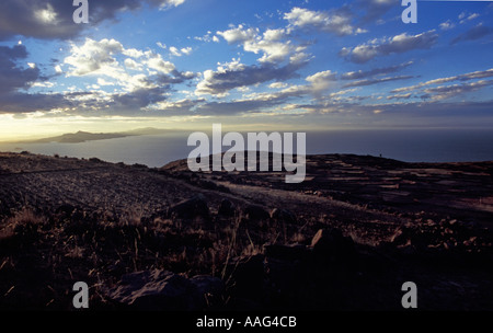 Blick über Insel Amantani bei Sonnenuntergang Tempel der Pachamama Pachatata Stein ausgekleidet Wege und Felder See Titicaca Peru Stockfoto