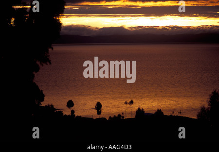 Angelboote/Fischerboote aus Insel Taquile auf dem Titicacasee bei Sonnenaufgang Wolken Hüllen der peruanischen Festland Amantani Peru S America Stockfoto