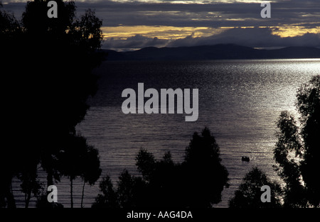 Angelboote/Fischerboote aus Insel Taquile auf dem Titicacasee bei Sonnenaufgang Wolken Hüllen der peruanischen Festland Amantani Peru S America Stockfoto