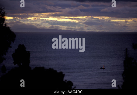 Angelboote/Fischerboote aus Insel Taquile auf dem Titicacasee bei Sonnenaufgang Wolken Hüllen der peruanischen Festland Amantani Peru S America Stockfoto