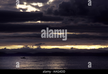 Angelboote/Fischerboote aus Insel Taquile auf dem Titicacasee bei Sonnenaufgang Wolken Hüllen der peruanischen Festland Amantani Peru S America Stockfoto