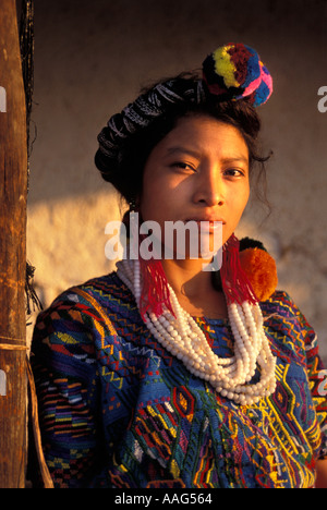 Guatemaltekischen Maya-Frau aus Chajul fotografiert im Morgengrauen nach einer Nachtwache s auf dem Friedhof Ixil Dreieck Guatemala Stockfoto