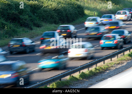 Schwerlastverkehr auf zweispurigen A3 Surrey UK Stockfoto
