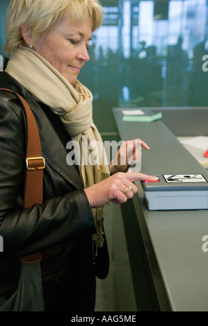 Eine ankommende Passagier bekommt ihr Fingerabdruck gescannt bei der Passkontrolle am Flughafen JFK in New York City USA April 2006 Stockfoto