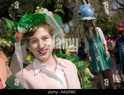 Kandidat in der Oster Bonnet-Wettbewerb in der Taverne auf der Park im Central Park in New York City USA April 2006 Stockfoto